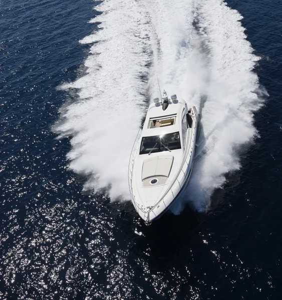 Италия, остров Панареа, вид с воздуха на роскошную яхту — стоковое фото