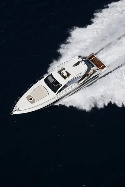 Италия, остров Панареа, вид с воздуха на роскошную яхту — стоковое фото