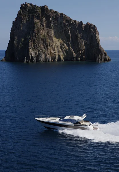 ITALIA, Isola di Panarea, veduta aerea di yacht di lusso — Foto Stock