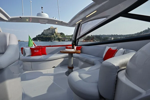 Італія, Неаполь, Aqua 54' розкішні яхти — стокове фото