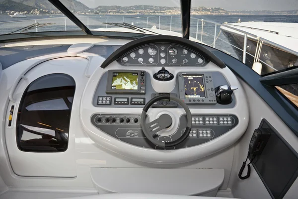 Itália, Nápoles, Aqua 54 'iate de luxo, consola de condução — Fotografia de Stock