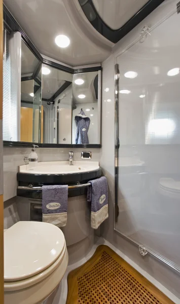 Olaszország, Nápoly, aqua 54' luxusjacht, vendég fürdőszoba — Stock Fotó