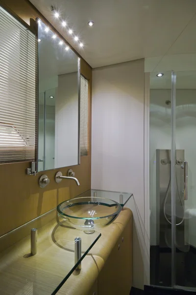 Франция, Канны, роскошная яхта Continental 80, ванная комната — стоковое фото