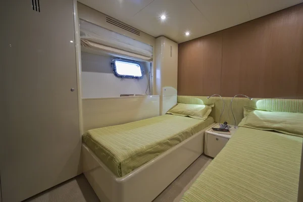 フランス、カンヌ、豪華ヨットのゲスト寝室 — ストック写真