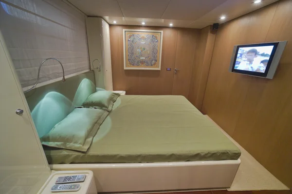 Франция, Канны, роскошная яхта, главная спальня — стоковое фото