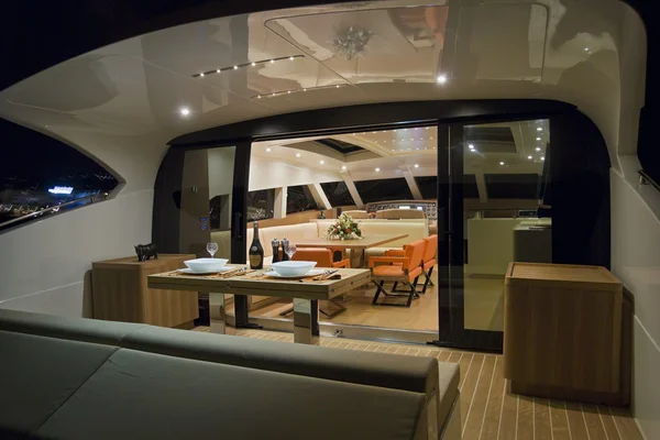 Франция, Канны, роскошная яхта Continental 80, обеденный стол — стоковое фото