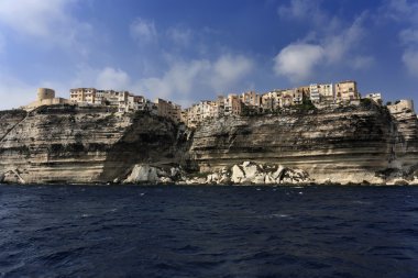 Fransa, Korsika, bonifacio, liman girişinde kayalık sahil şeridi