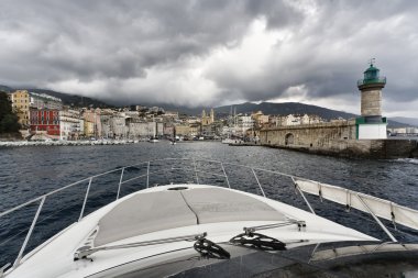 Fransa, Korsika, bastia, bağlantı noktası ışık ve şehir merkezine deniz görünümü