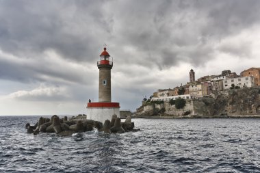 Fransa, Korsika, bastia, bağlantı noktası ışık ve şehir merkezine deniz görünümü