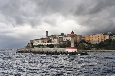 Fransa, Korsika, bastia, bağlantı noktası ışık ve şehir merkezine deniz görünümü