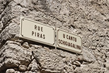 Fransa, Korsika, bonifacio, şehrin eski kesiminde sokak levhaları