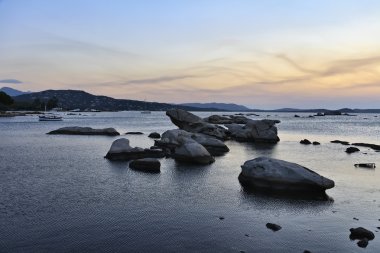 Fransa, Korsika, porto vecchio, porto vecchio harbor güneş doğarken görüntüleyin.