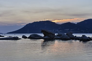 Fransa, Korsika, porto vecchio, porto vecchio harbor güneş doğarken görüntüleyin.