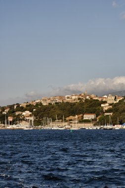 Fransa, Korsika, porto vecchio, denizden şehrin görünümü