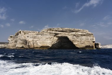 Fransa, Korsika, bonifacio, liman girişinde kayalık sahil şeridi