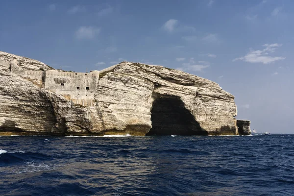 Francie, Korsika, bonifacio, skalnaté pobřeží u vjezdu do přístavu — Stock fotografie