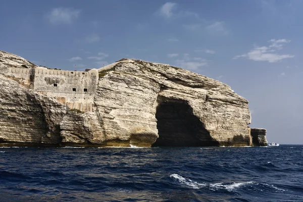 Francia, Córcega, Bonifacio, la costa rocosa en la entrada del puerto —  Fotos de Stock
