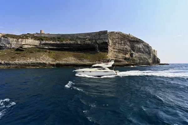 Frankrijk, corsica, bonifacio, de rotsachtige kustlijn aan de ingang van de haven — Stockfoto