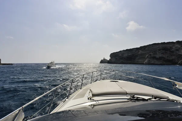 Frankrike, Korsika, bonifacio, den klippiga kusten vid infarten till hamnen — Stockfoto