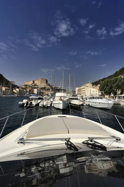 Franciaország: Korzika, bonifacio, a kikötő és a város — Stock Fotó