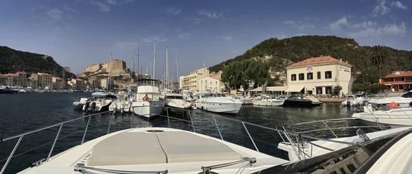 Frankrike, Korsika, bonifacio, panoramautsikt över hamnen och staden — Stockfoto