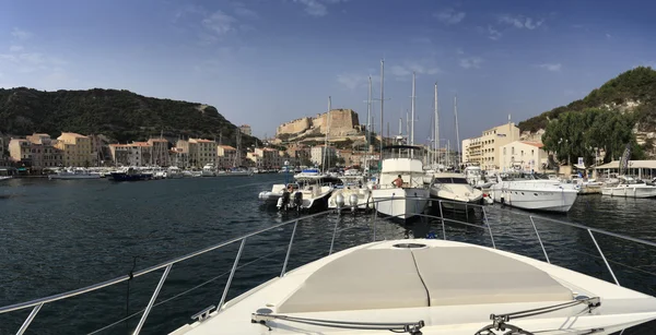 Frankrijk, corsica, bonifacio, panoramisch uitzicht op de haven en de stad — Stockfoto