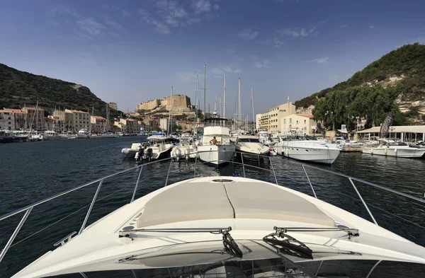 Frankrike, Korsika, bonifacio, utsikt över hamnen och staden — Stockfoto