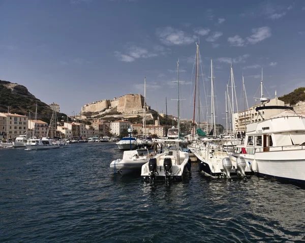 Francia, Corsica, Bonifacio, veduta del porto e della città — Foto Stock