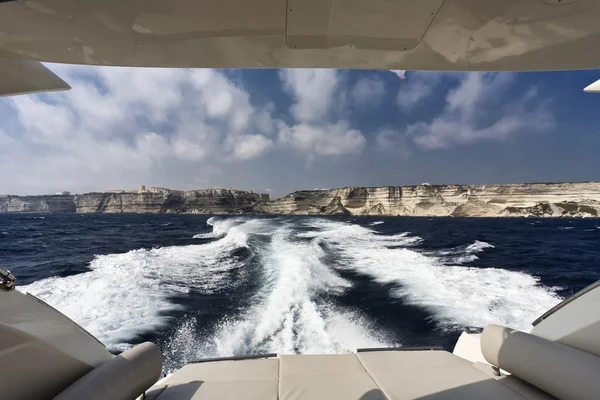 Francia, Córcega, Bonifacio, la costa rocosa vista desde el mar —  Fotos de Stock