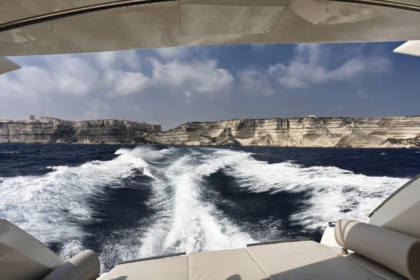 Francia, Córcega, Bonifacio, la costa rocosa vista desde el mar — Foto de Stock