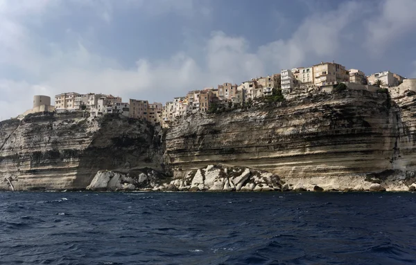 Frankrijk, corsica, bonifacio, de rotsachtige kustlijn aan de ingang van de haven — Stockfoto