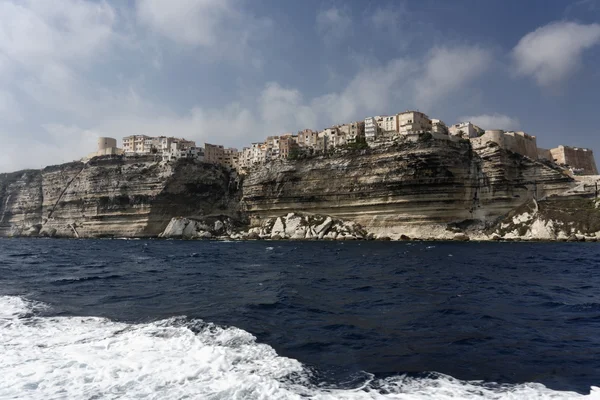 Francie, Korsika, bonifacio, skalnaté pobřeží u vjezdu do přístavu — Stock fotografie