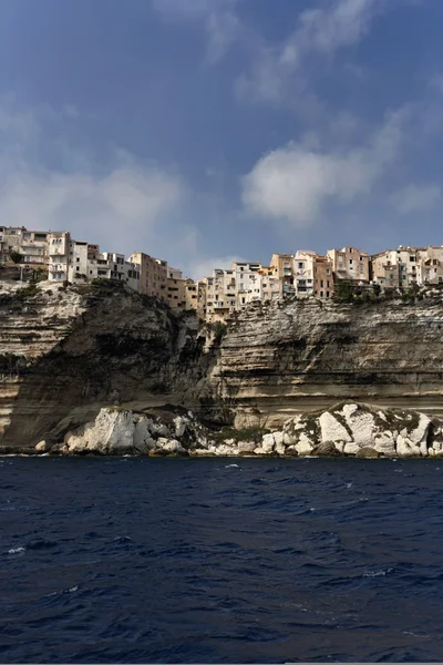 Frankrijk, corsica, bonifacio kleurrijke huizen gezien vanaf de zee — Stockfoto