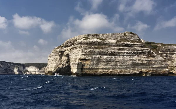 Frankreich, Korsika, Bonifacio, die felsige Küste am Eingang des Hafens — Stockfoto