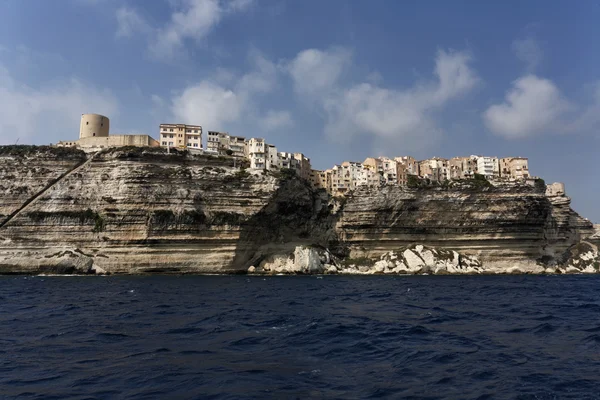 Francie, Korsika, bonifacio barevné domy z moře — Stock fotografie
