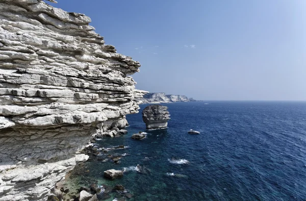 França, Córsega, Bonifacio, vista de Bonifacio costa rochosa e iate de luxo — Fotografia de Stock