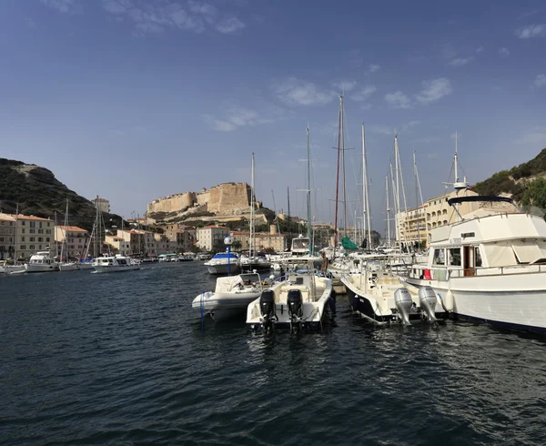 Francie, Korsika, bonifacio, pohled na přístav a město — Stock fotografie
