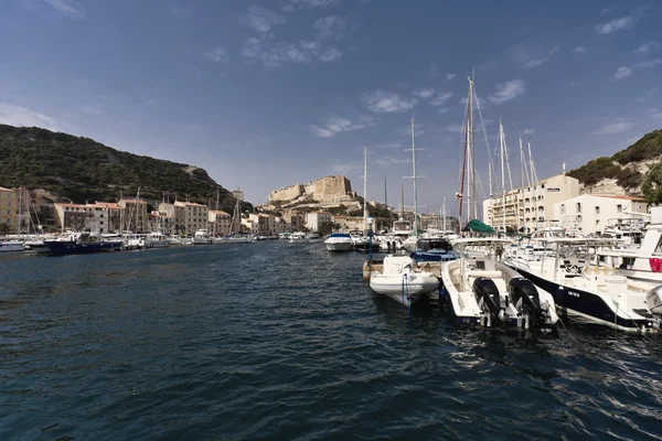 Fransa, Korsika, bonifacio, liman ve şehir manzarası — Stok fotoğraf