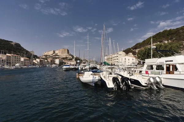 Francia, Córcega, Bonifacio, vista del puerto y de la ciudad — Foto de Stock