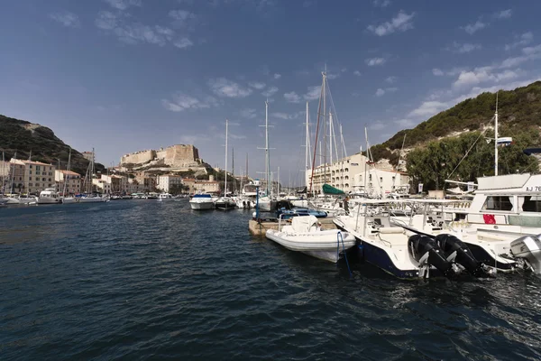 Frankrijk, corsica, bonifacio, uitzicht op de haven en de stad — Stockfoto