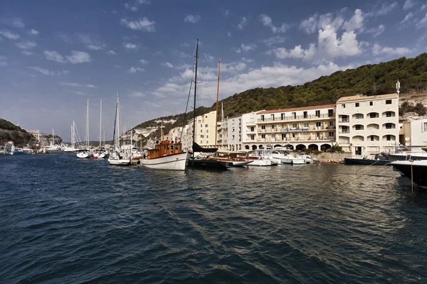 Frankrijk, corsica, bonifacio, uitzicht op de haven en de stad — Stockfoto