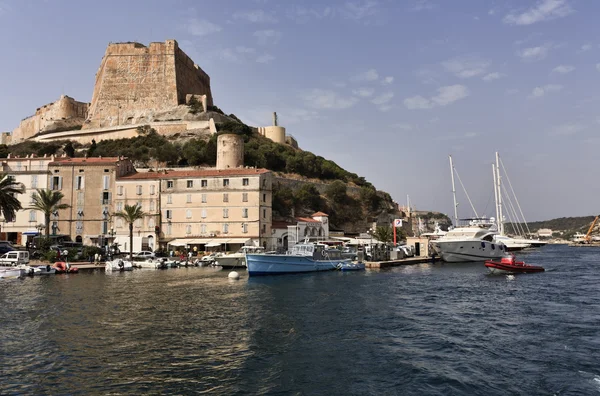 Francia, Corsica, Bonifacio, veduta del porto e della città — Foto Stock