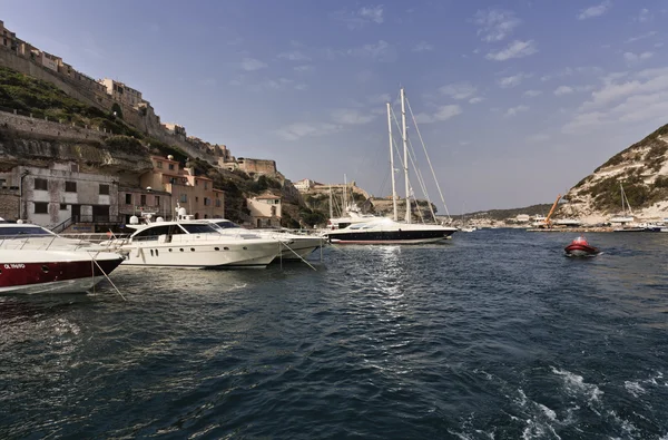 Francia, Corsica, Bonifacio, veduta del porto — Foto Stock