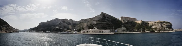 Francie, Korsika, panoramatický pohled na vchod přístavu bonifacio — Stock fotografie