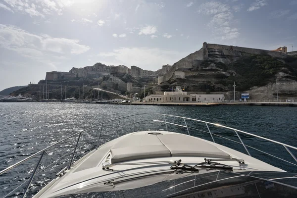 Frankreich, Korsika, Hafeneinfahrt von Bonifacio, Luxusjacht — Stockfoto