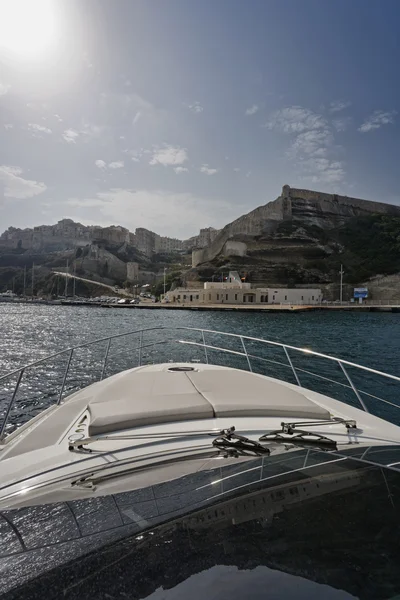 Франция, Корсика, вход в порт Бонифачо, роскошная яхта — стоковое фото