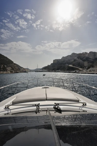 Франция, Корсика, вход в порт Бонифачо, роскошная яхта — стоковое фото