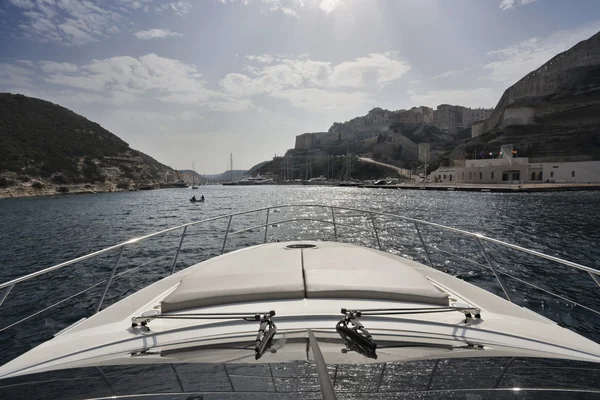 Franciaország Korzika, bonifacio kikötői bejárat, luxus yacht — Stock Fotó