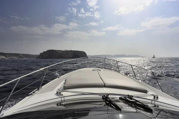 法国科西嘉，在一艘豪华游艇上巡航岩质海岸附近博尼法西奥 — 图库照片