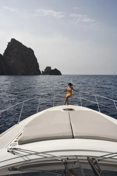 Francja, Korsyka, girolata morskiego Parku Narodowego, luksusowy jacht — Zdjęcie stockowe